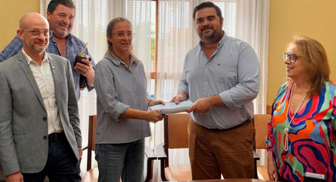 Intendencia de Paysandú entregó Presupuesto Quinquenal a la Junta Departamental