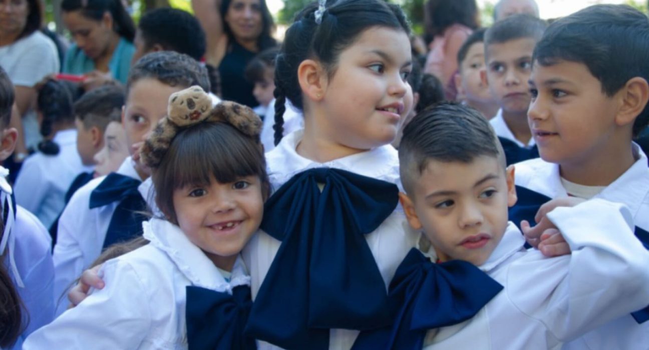 Más de 600.000 estudiantes de Primaria, Secundaria y UTU iniciaron el año lectivo en centros públicos de todo el país